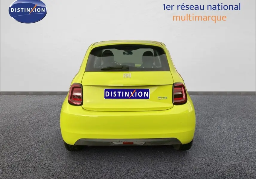 Vue arrière d'une FIAT 500 électrique 2024 en jaune acid, avec feux arrière distinctifs et logo FIAT visible.