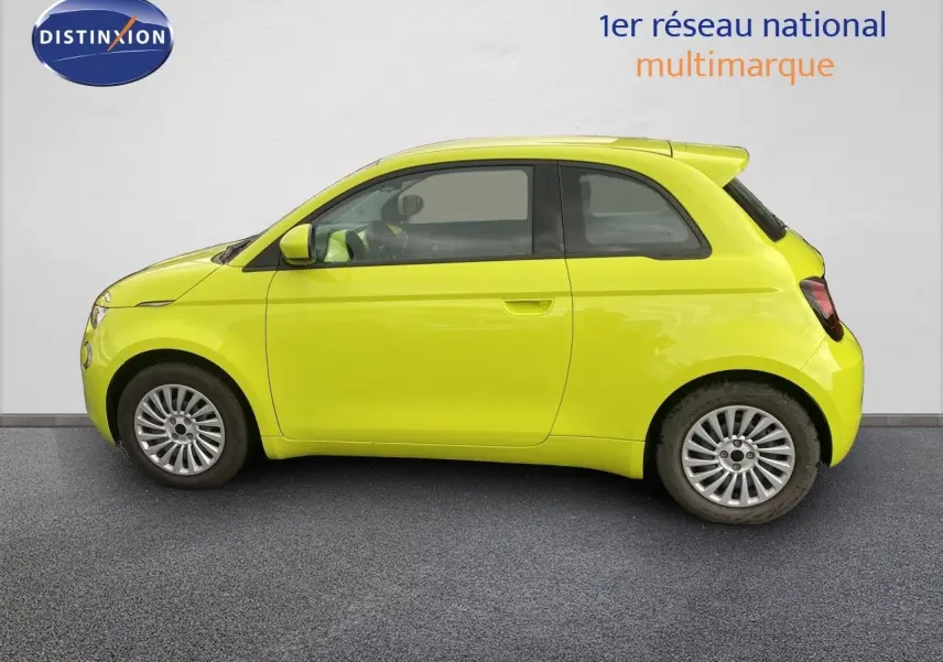 Profil côté gauche de la FIAT 500 électrique 2024 en jaune acid, soulignant sa silhouette compacte et ses jantes argentées.