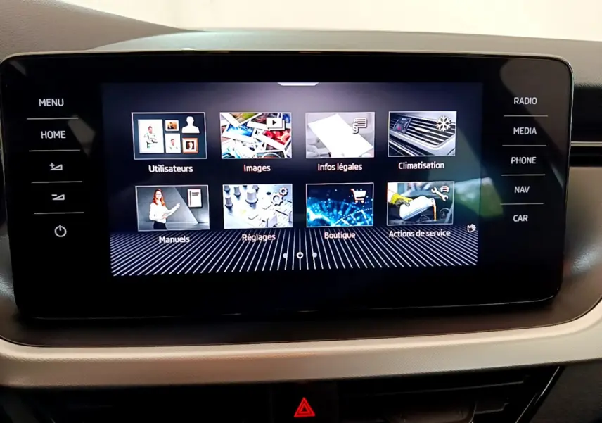 Écran tactile central de la Skoda Kamiq 2022 affichant le menu principal avec options multimédia et climatisation.