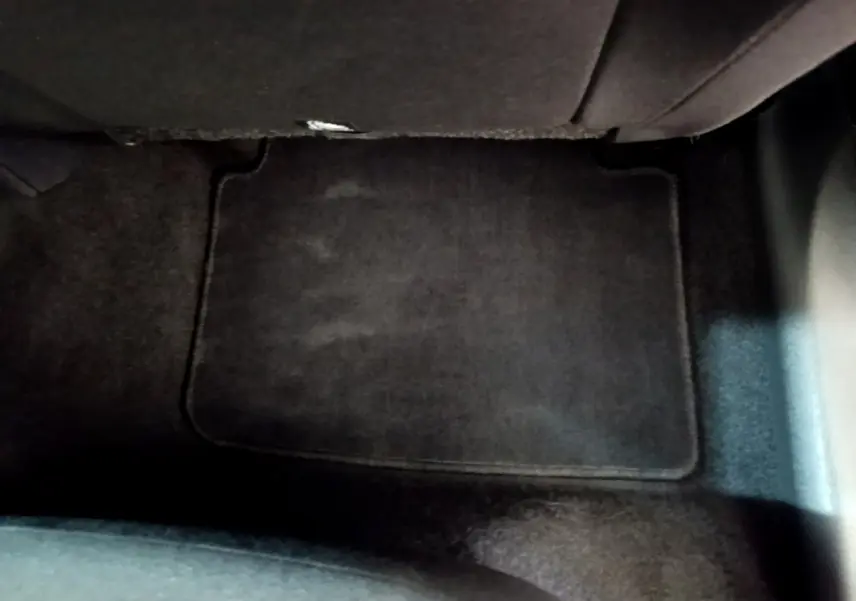 Plancher côté passager avec tapis noir dans un Skoda Kamiq gris clair 2022 version Business.