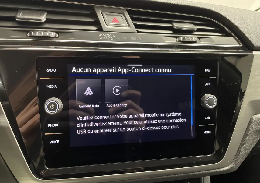 Écran tactile central du tableau de bord du Volkswagen Touran 2024, affichant le menu App-Connect sans appareil connecté.