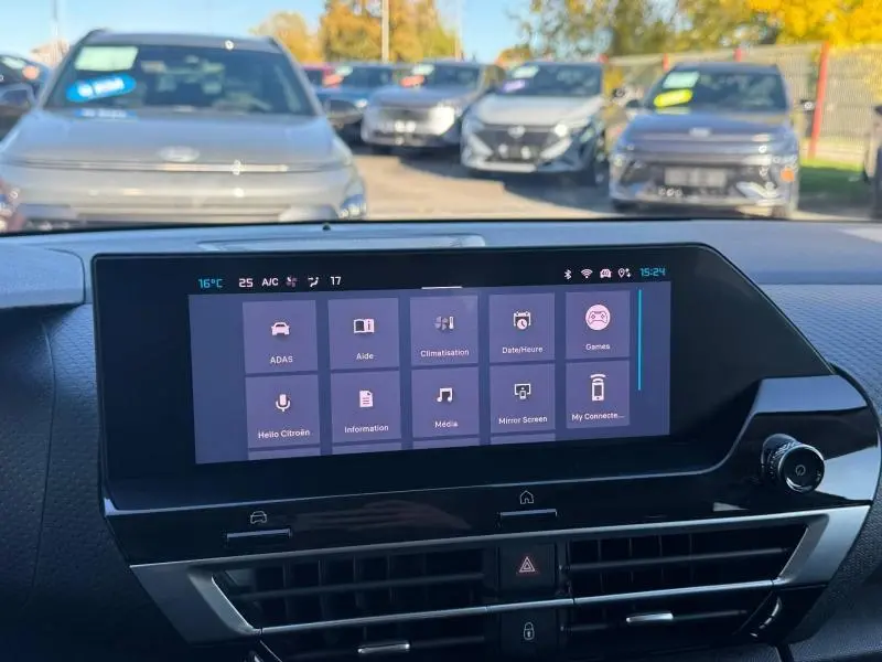 Vue intérieure du tableau de bord de la Citroën C4 2024 gris, avec écran tactile central affichant les options multimédia.