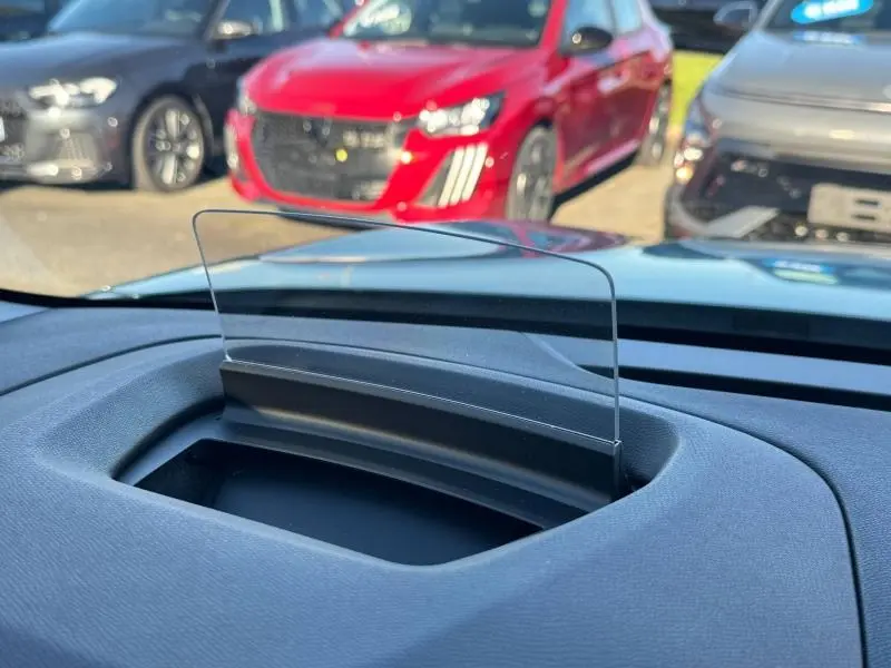 Vue intérieure du pare-brise avec affichage tête haute du tableau de bord d'une Citroën C4 gris 2024.