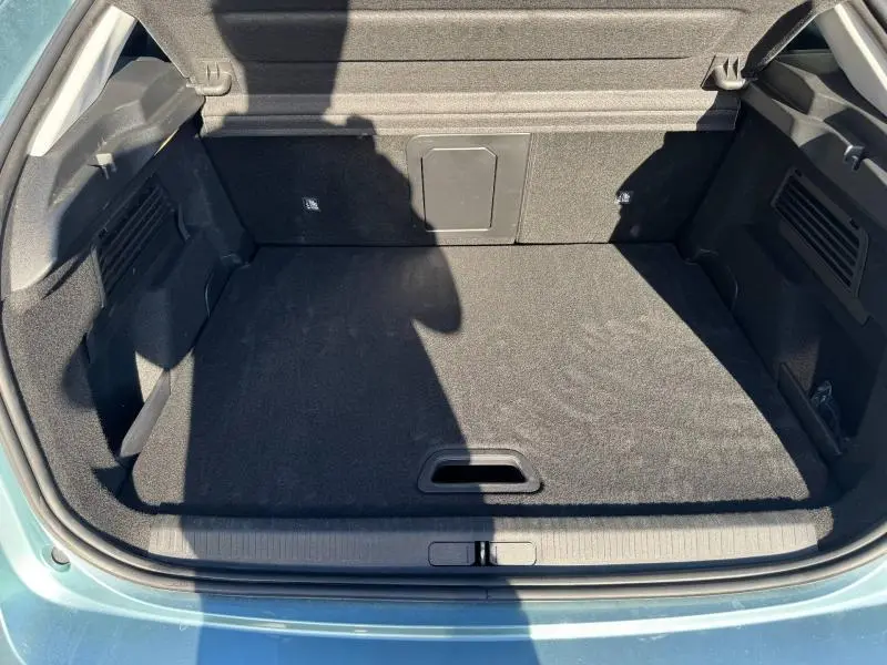 Coffre ouvert vu de dessus d'une Citroën C4 2024 gris, montrant un espace de chargement propre et spacieux.