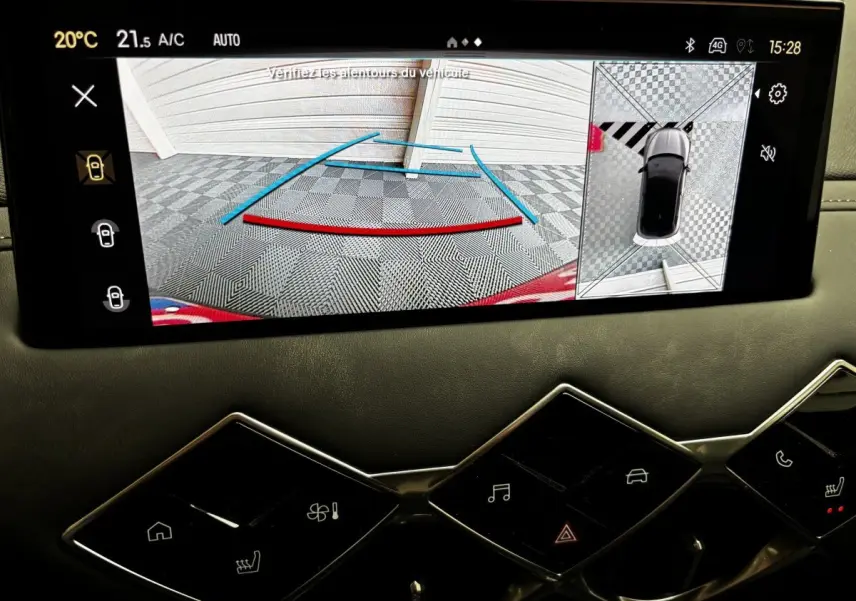Écran tactile du tableau de bord montrant la caméra de recul et vue à 360° d’une DS3 noire en stationnement.