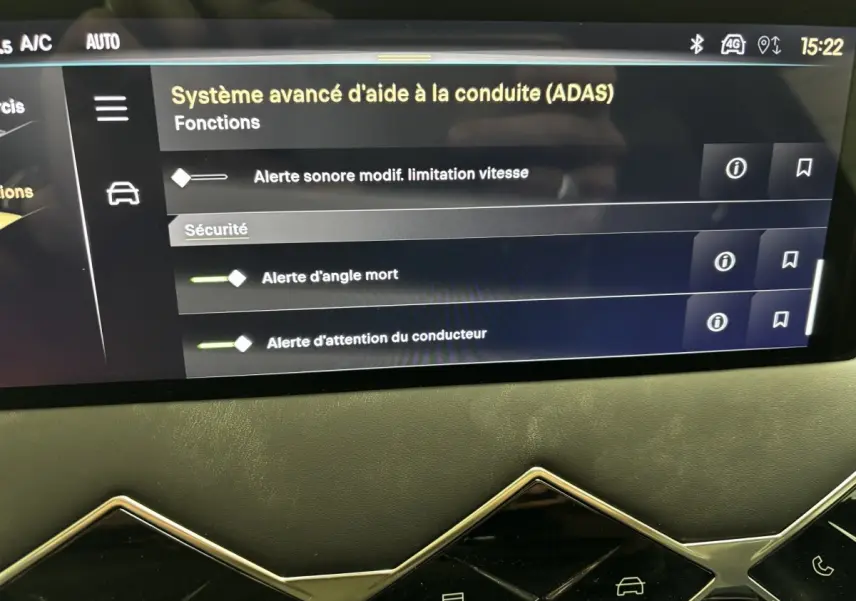 Écran tactile central du tableau de bord du DS3 2024 noir, affichant les options avancées d’aide à la conduite.
