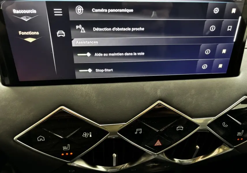 Vue rapprochée du tableau de bord tactile et des commandes en losange du DS3 noir, mettant en valeur l'écran multifonctions.