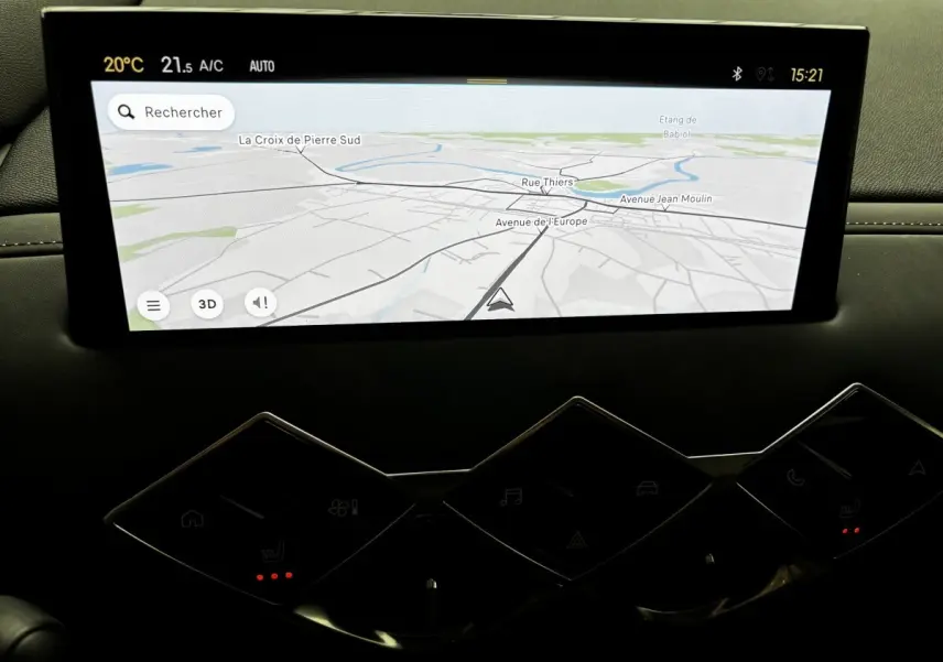 Vue rapprochée de l’écran tactile central affichant la navigation 3D du DS3 2024, intérieur noir avec commandes tactiles.