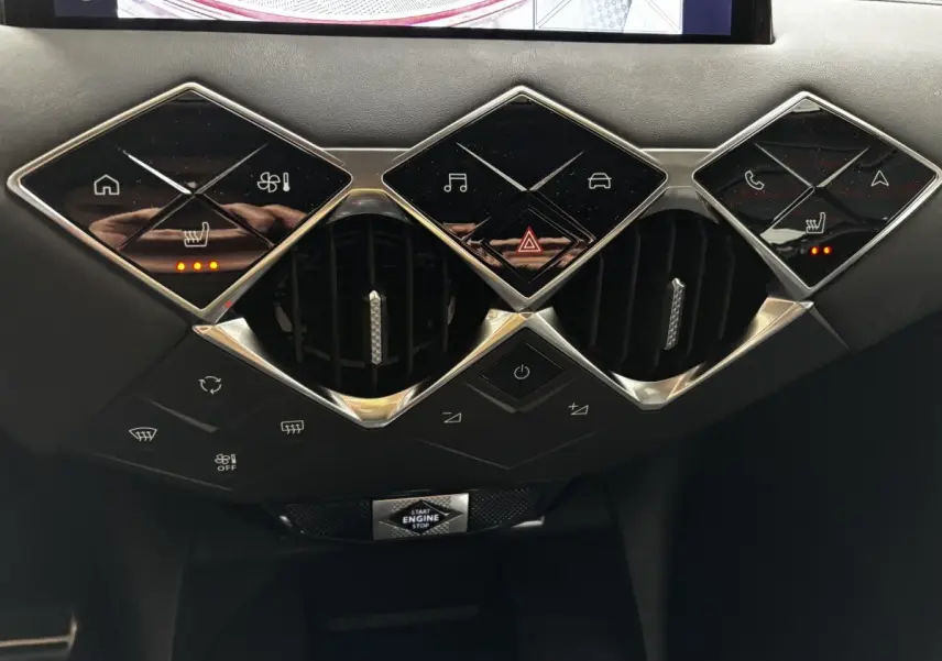 Détail du tableau de bord noir de la DS3 2024 avec commandes en losange et boutons tactiles lumineux.