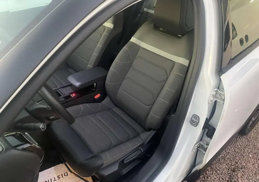 Vue intérieure côté conducteur du siège avant gris foncé avec détails blancs d'une Citroën C4 blanche 2021.