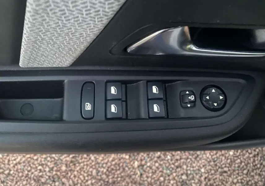 Commande des lève-vitres et réglage des rétroviseurs côté conducteur de la Citroën C4 blanche 2021.