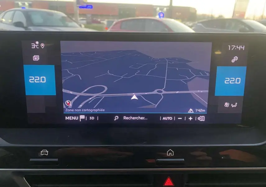 Écran tactile central de navigation Citroën C4 2021 affichant une carte et la température à 22°C.