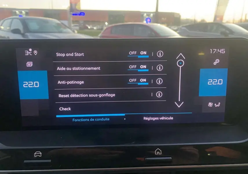 Écran tactile intérieur de la Citroën C4 blanc 2021 affichant les réglages d’aide à la conduite à 17h45.