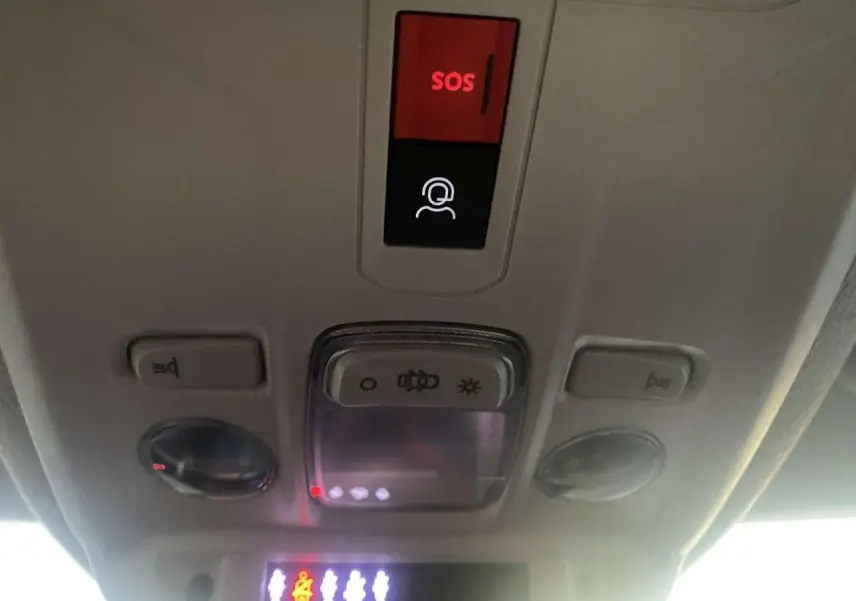 Vue intérieure du plafond avant d'une Citroën C4 blanche 2021, avec bouton SOS rouge et commandes d'éclairage.