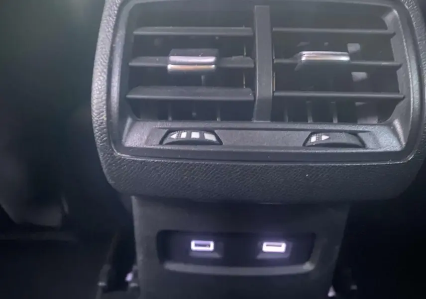 Gros plan sur les aérateurs arrière et deux prises USB du Citroën C4 blanc, version Feel Pack 2021.