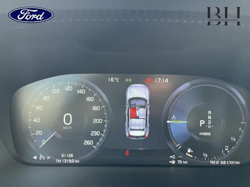Tableau de bord numérique du Volvo XC40 T5 Recharge gris Glacier, affichage vitesse et mode hybride en vue frontale.