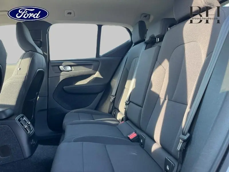 Vue intérieure côté droit des sièges arrière en tissu gris du Volvo XC40 T5 Recharge 2021, avec ceintures et appuie-têtes.