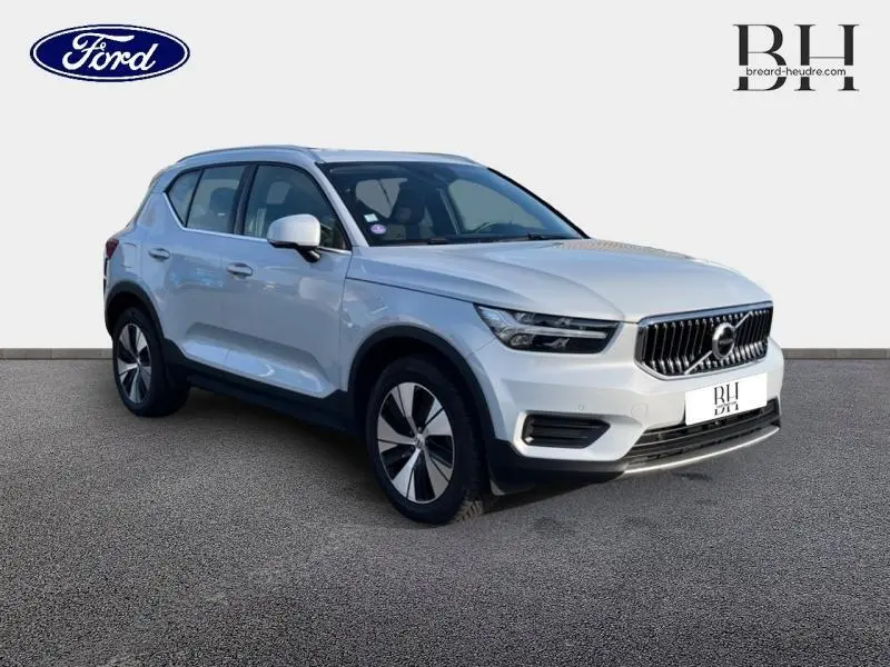 Volvo XC40 T5 Recharge gris glacier en 3/4 avant droit, avec calandre chromée et jantes alu distinctives.