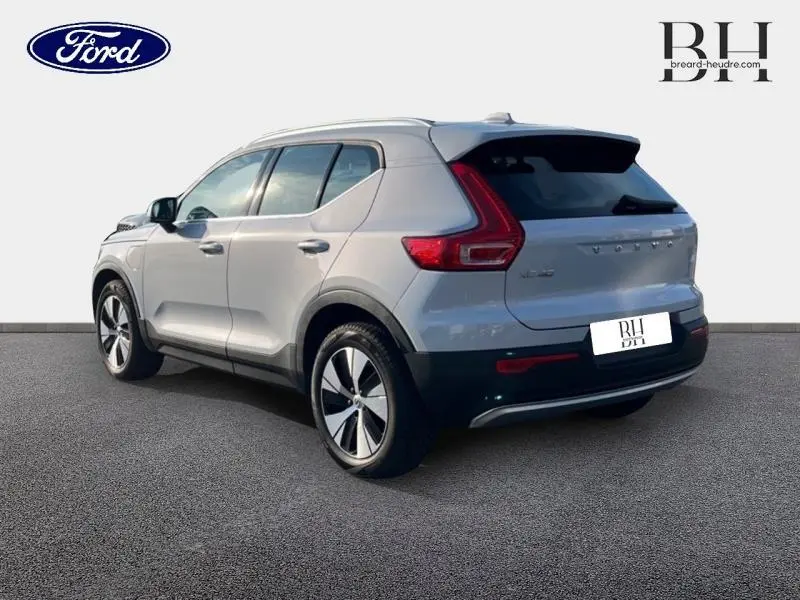Vue 3/4 arrière droite du Volvo XC40 T5 Recharge gris glacier avec feux arrière en forme de L et jantes alliage.