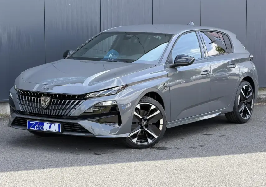Peugeot 308 NV Hybrid gris Selenium en 3/4 avant droit, avec jantes alliage bi-tons et calandre distinctive.