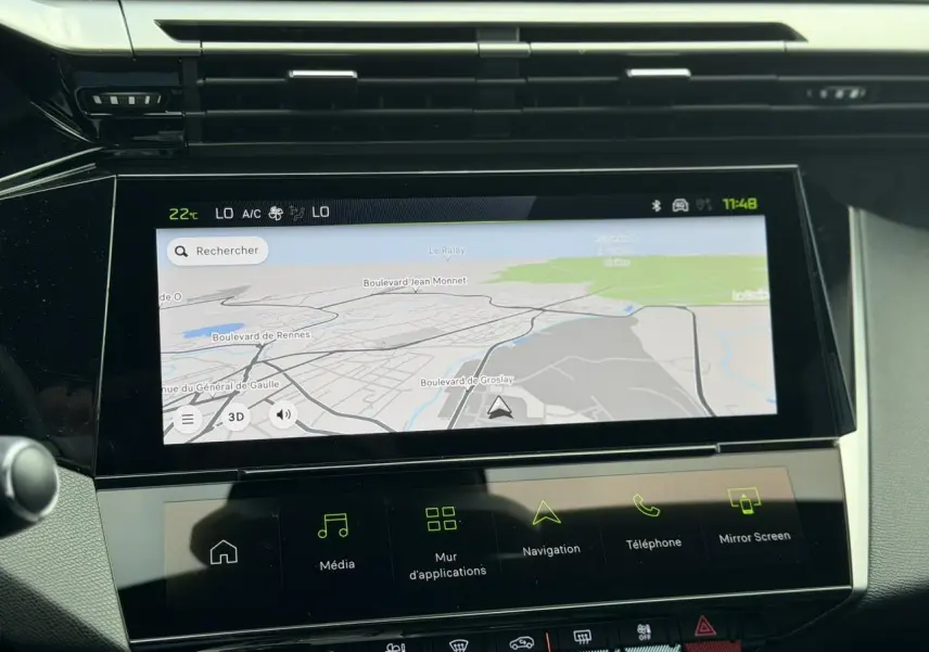 Écran tactile central affichant la navigation 3D dans l’habitacle de la Peugeot 308 gris Selenium, vue de face.