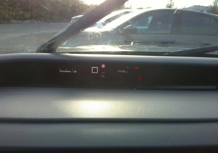 Vue intérieure du tableau de bord de la Citroën C3 2025, affichage numérique tête haute sur fond noir.