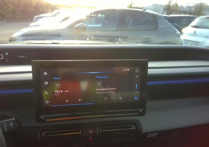 Vue intérieure du tableau de bord de la Citroën C3 2025, avec écran tactile central et décor Gris Ultra Blue.