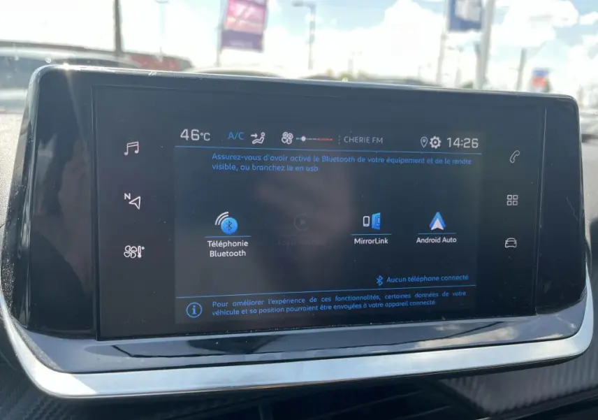 Écran tactile central de la Peugeot 208 1.2i PureTech 75 Active Pack 2023, affichant les options Bluetooth et Android Auto.
