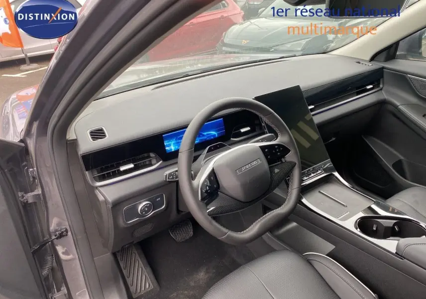 Intérieur côté conducteur du JAECOO J5 2026 en Phantom Grey, avec tableau de bord numérique et écran central vertical.