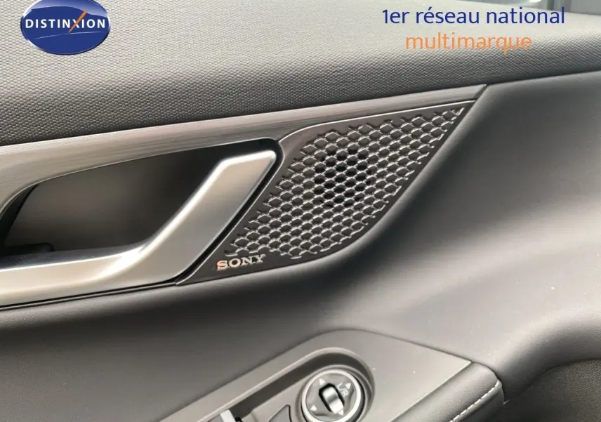 Détail de la porte côté conducteur du JAECOO J5 gris Phantom, avec poignée argentée et haut-parleur Sony intégré.