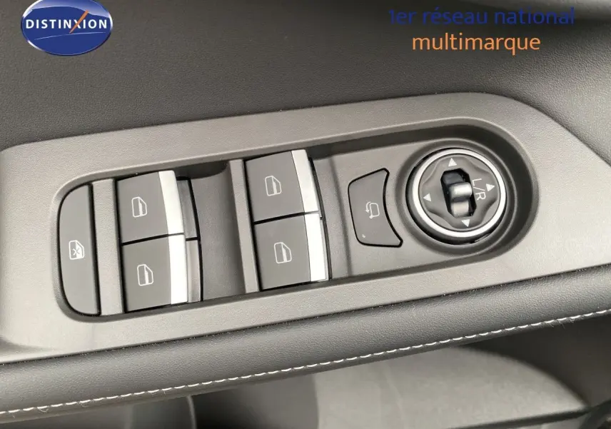Gros plan sur les commandes de lève-vitres et réglage des rétroviseurs côté conducteur du JAECOO J5 Phantom Grey 2026.