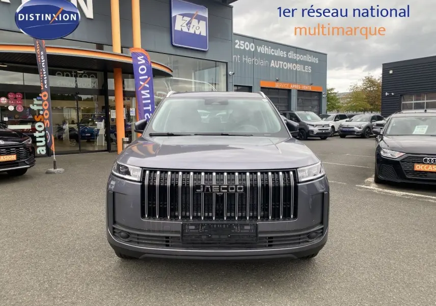 Vue avant du JAECOO J5 2026 en Phantom Grey, avec sa large calandre verticale distinctive et ses phares fins LED.