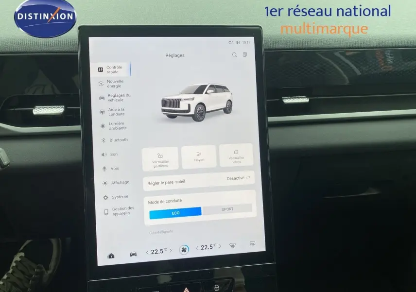 Écran tactile central affichant les réglages du JAECOO J5 en intérieur noir, avec interface moderne et épurée.