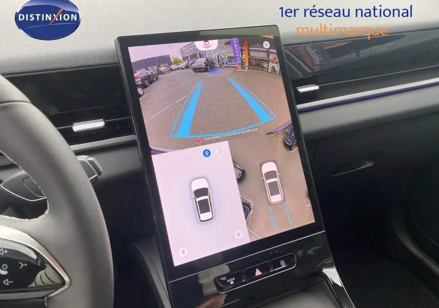 Vue intérieure centrée sur l’écran tactile affichant la caméra de recul du JAECOO J5 Phantom Grey, avec volant partiel visible.