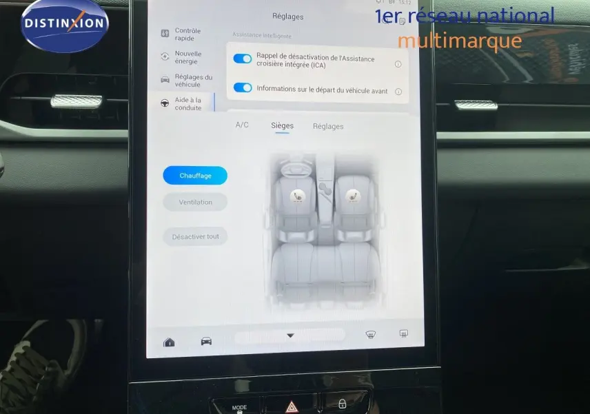 Vue rapprochée de l’écran tactile central du JAECOO J5 2026 en Phantom Grey, affichant les réglages des sièges chauffants.