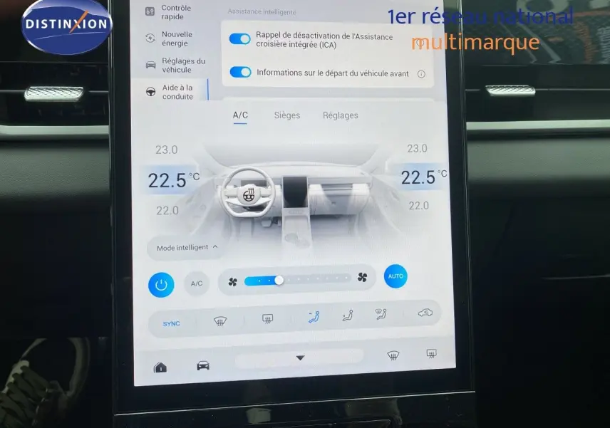 Écran tactile central affichant les réglages climatisation d’un JAECOO J5 Phantom Grey, vue intérieure avant.