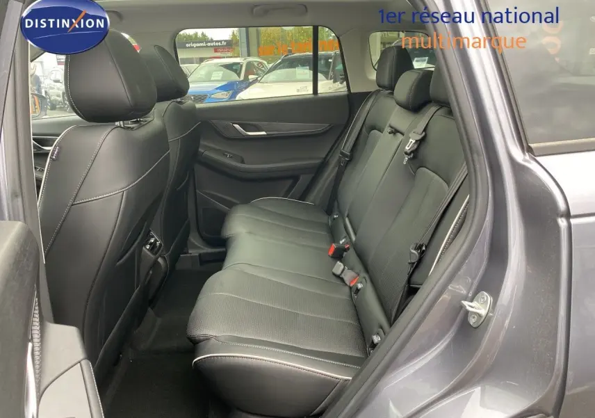 Vue intérieure côté droit des sièges arrière en cuir noir du JAECOO J5 2026 Phantom Grey avec finitions soignées.
