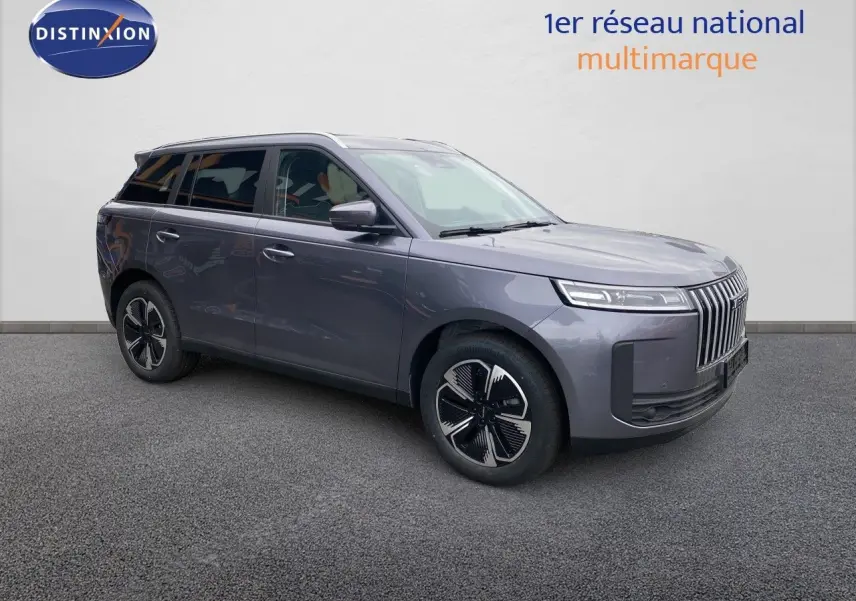 SUV JAECOO J5 gris Phantom vu en 3/4 avant droit avec calandre verticale et jantes bicolores modernes.