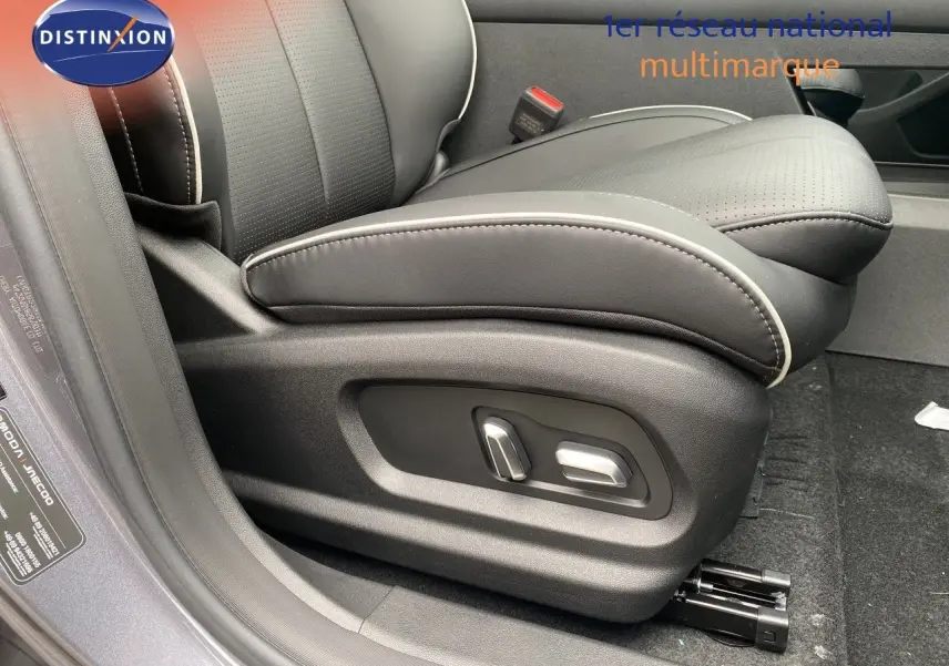 Gros plan sur le siège conducteur en cuir noir avec surpiqûres blanches, dans un JAECOO J5 Phantom Grey 2026.