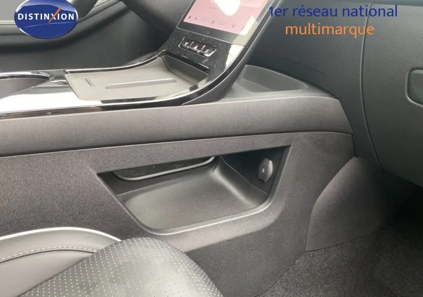 Vue intérieure côté passager du JAECOO J5 2026, montrant la console centrale noire et le rangement latéral.