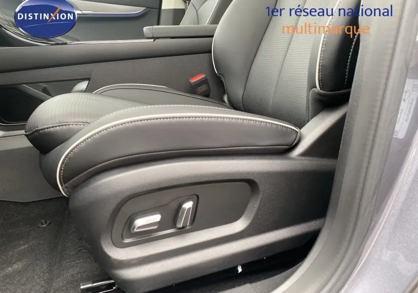 Gros plan sur le siège conducteur en cuir noir avec surpiqûres blanches, intérieur du JAECOO J5 Phantom Grey 2026.