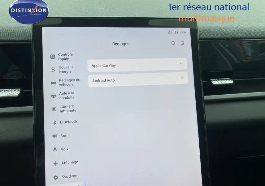 Écran tactile central affichant les réglages Apple CarPlay et Android Auto dans un JAECOO J5 gris Phantom.