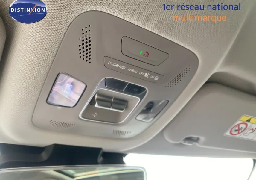 Plafonnier intérieur gris clair avec commandes d’éclairage et indicateur airbag, vue en légère contre-plongée.