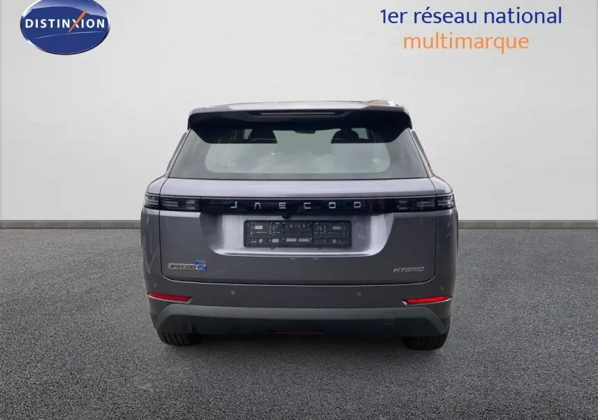 Vue arrière du SUV JAECOO J5 hybride en Phantom Grey, avec logo et feux arrière horizontaux distinctifs.