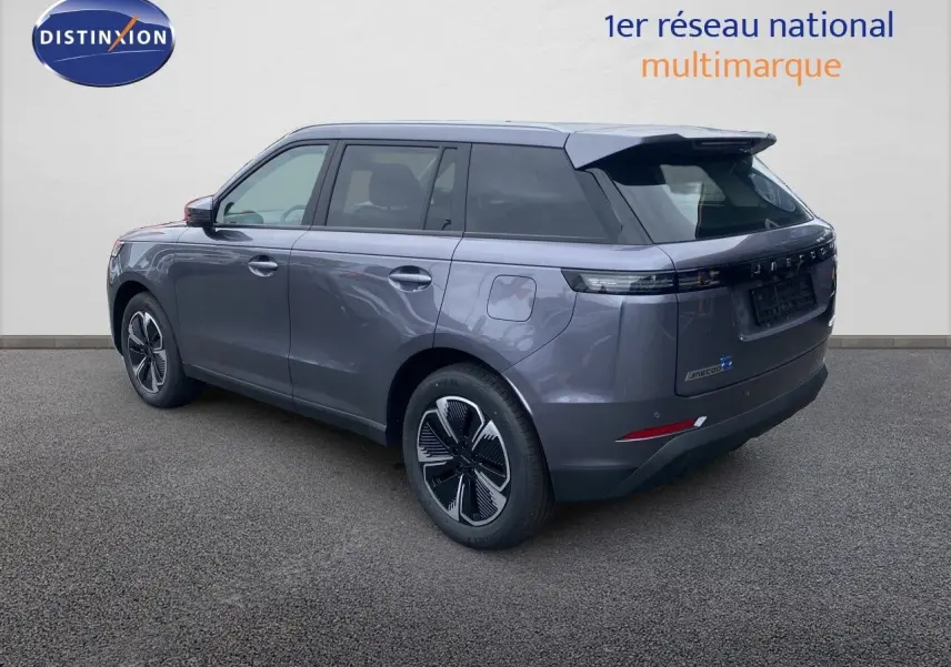 Vue 3/4 arrière droite du JAECOO J5 gris Phantom avec jantes modernes et vitres teintées.