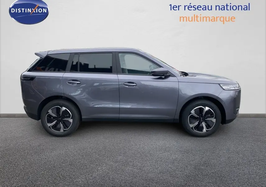 Vue de profil côté gauche du SUV JAECOO J5 2026 en Phantom Grey avec jantes noires et détails modernes.
