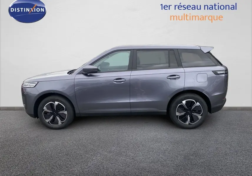Vue latérale droite du SUV JAECOO J5 1.5 TGDI HEV 165CH BVA EXCLUSIVE en Phantom Grey, roues stylisées noires et argent.