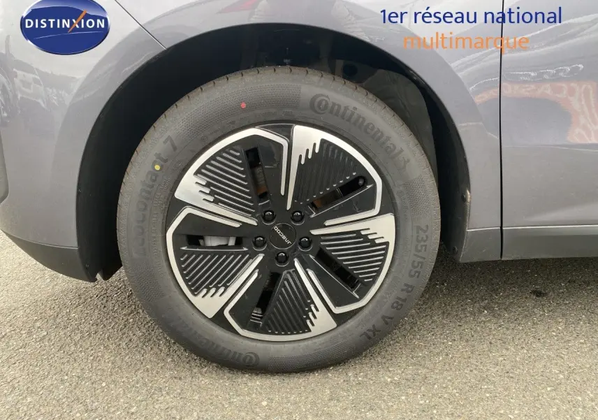 Gros plan sur la roue avant gauche du JAECOO J5 Phantom Grey, mettant en valeur la jante noire et argentée au design moderne.