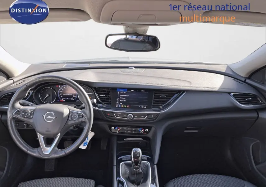 Intérieur de l'Opel Insignia 2021 gris minéral, vue frontale du tableau de bord avec volant et boîte manuelle.