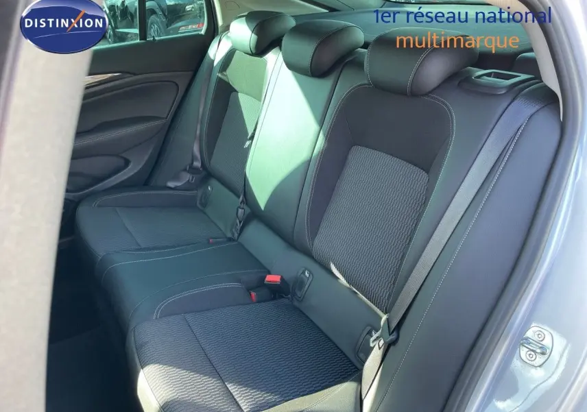 Vue intérieure sur les sièges arrière en cuir noir et tissu gris d'une Opel Insignia 2021, porte arrière ouverte.
